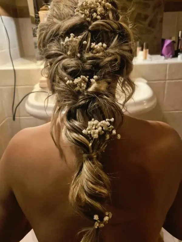 Trenza deshecha con flores pequeñas, vista de espaldas
