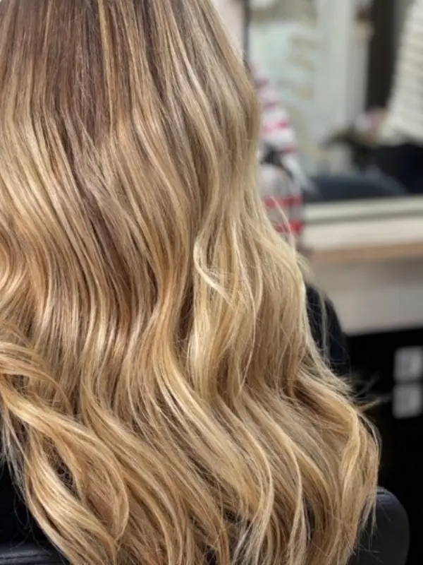 Melena rubia con ondas, vista de espaldas